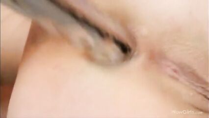 Худая красотка мастурбирует тугую попку